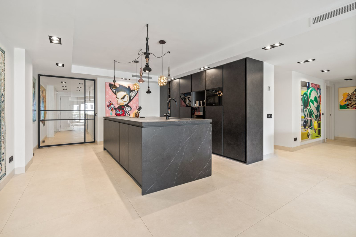 Apartment for sale in Puerto Banús | 4 bedrooms H5126548