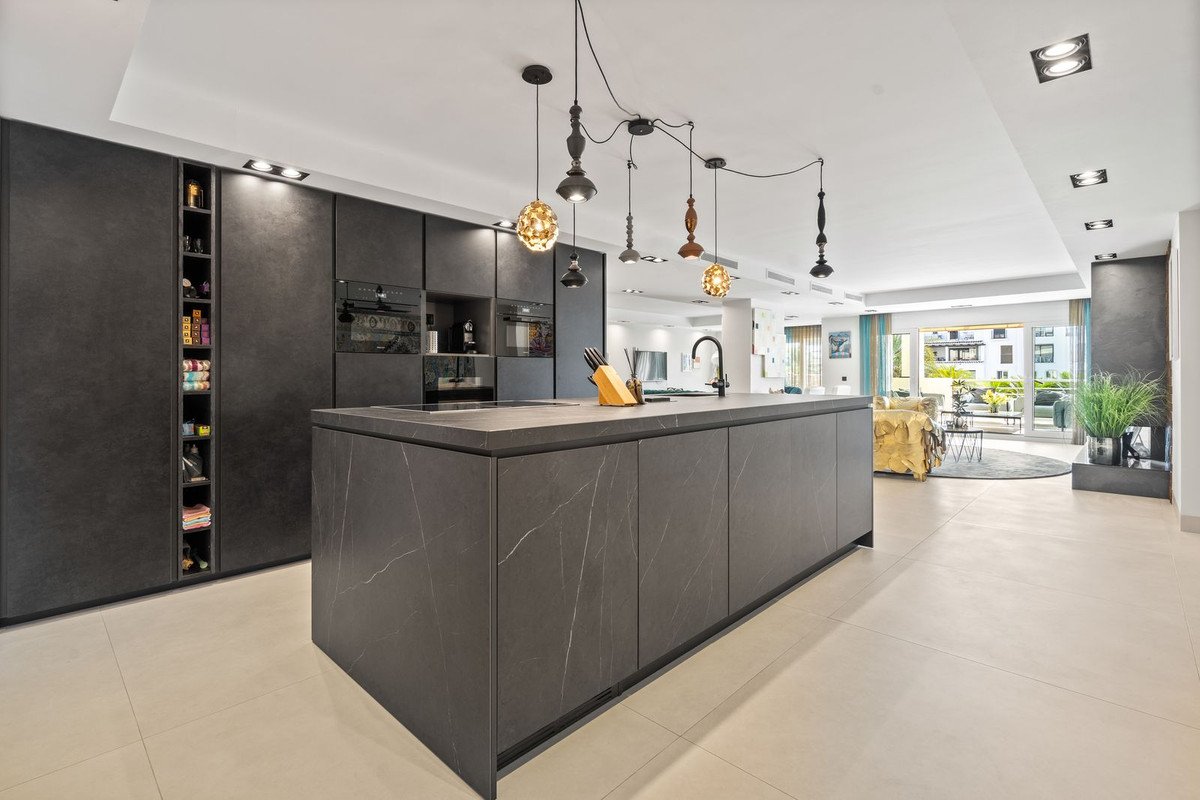 Apartment for sale in Puerto Banús | 4 bedrooms H5126548