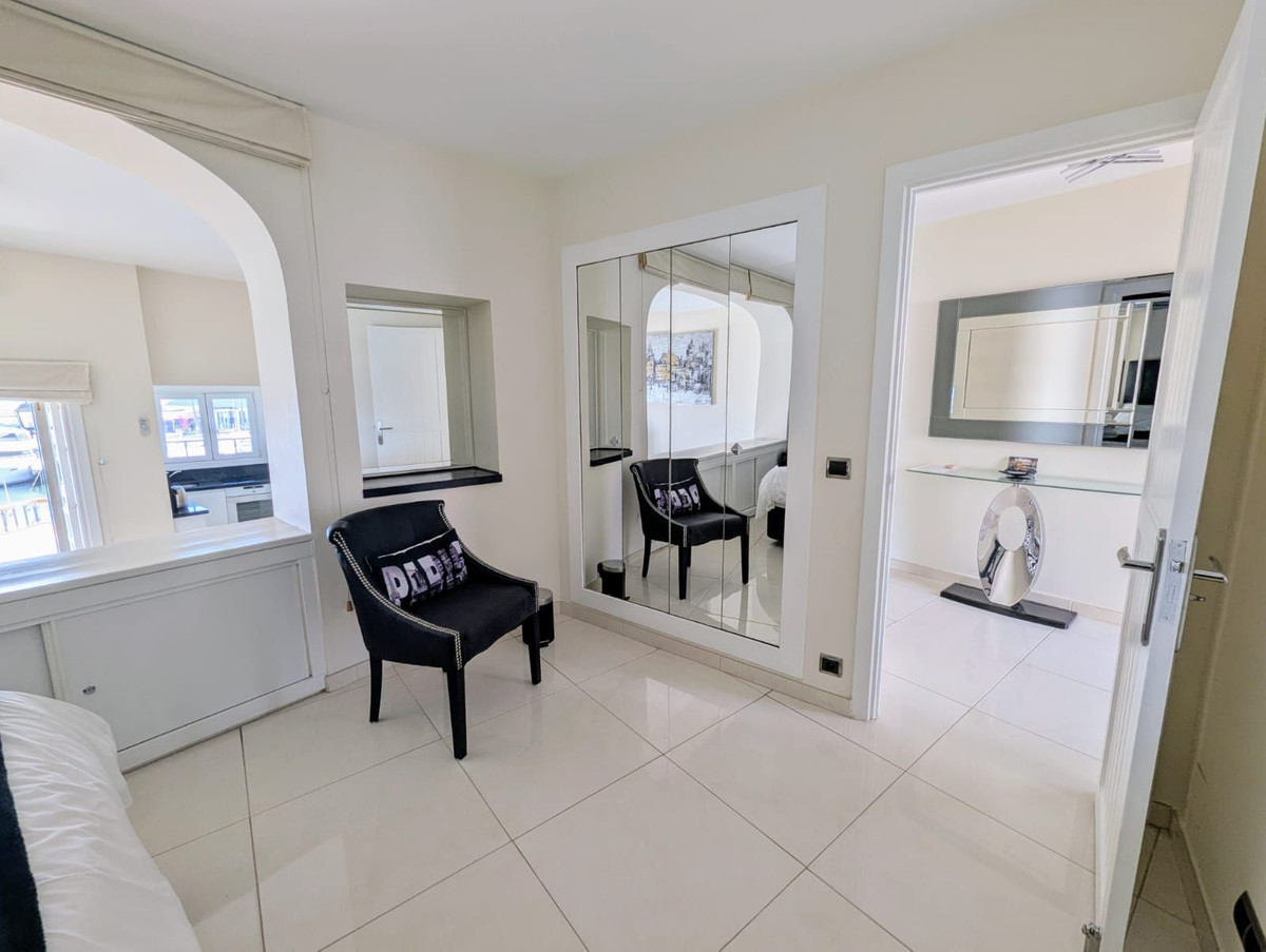 Appartement te koop in Puerto de Cabopino | 2 slaapkamers H5202673