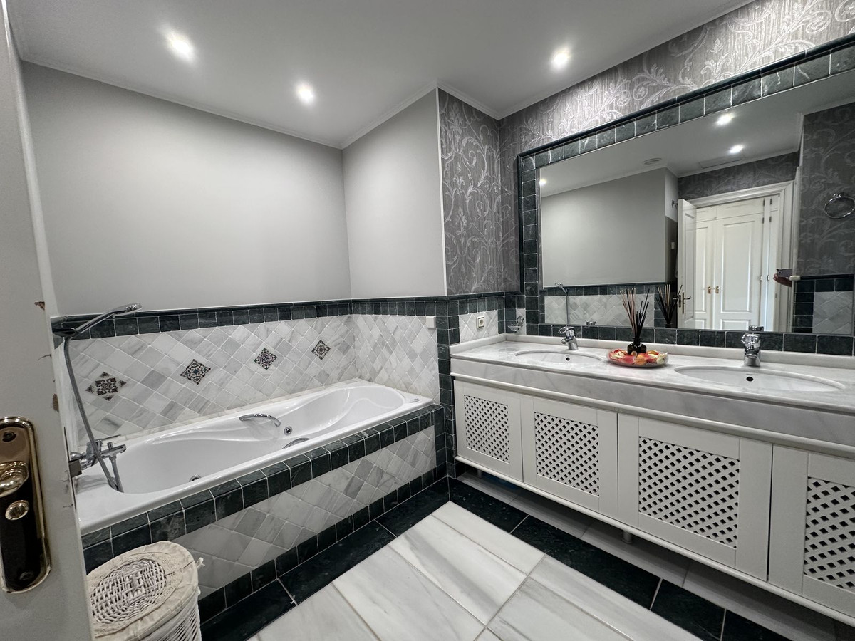 Appartement te koop in The Golden Mile | 4 slaapkamers H5135290
