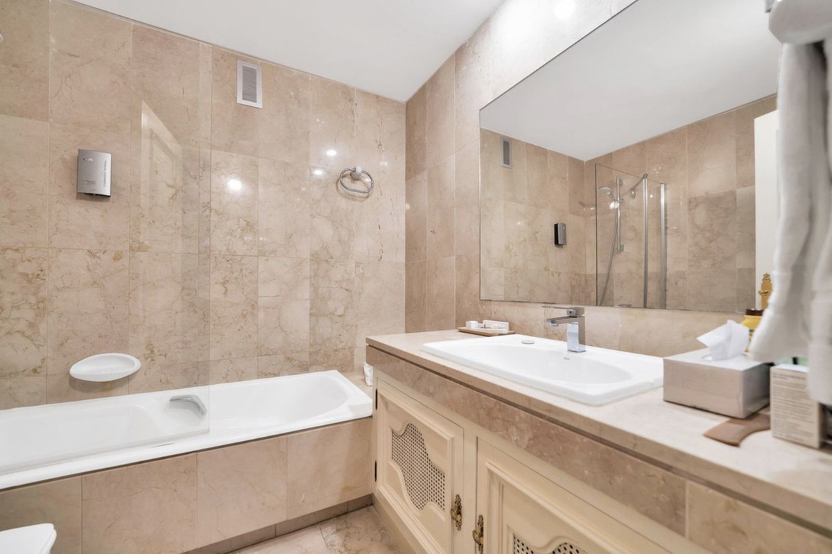 Appartement te koop in The Golden Mile | 3 slaapkamers H5374069
