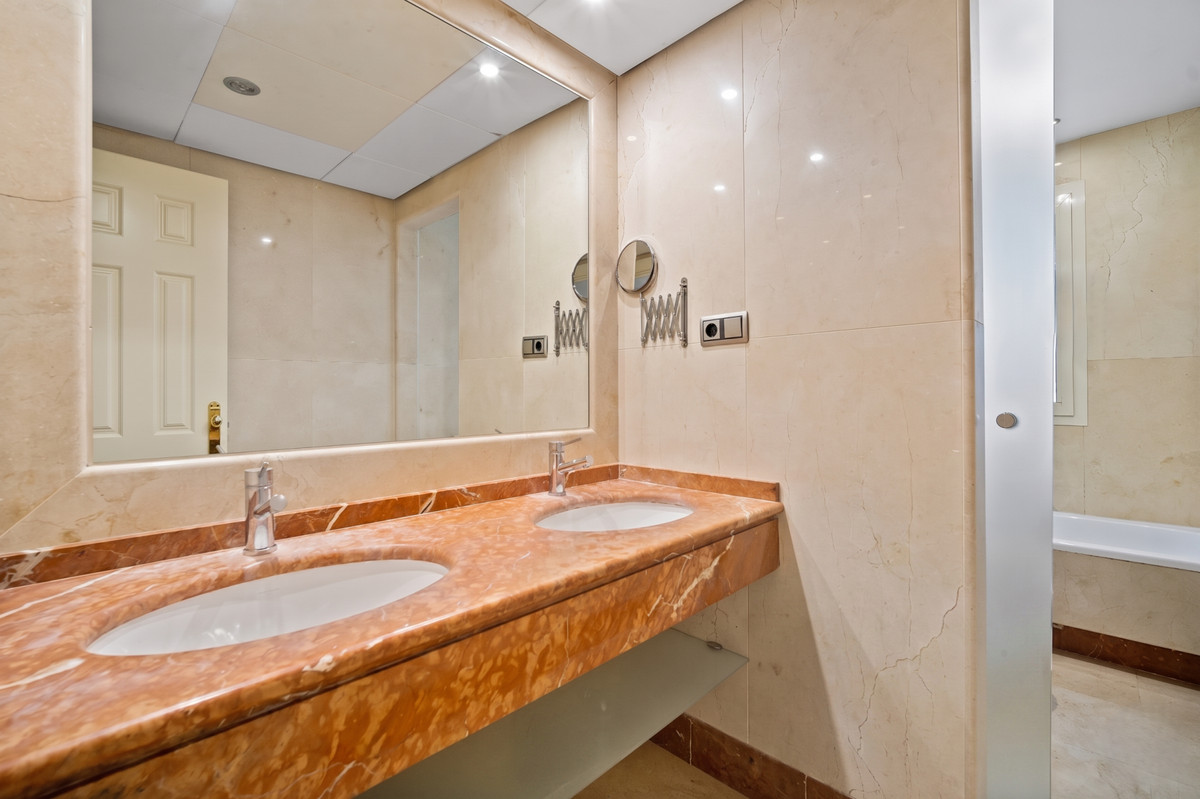 Appartement te koop in The Golden Mile | 3 slaapkamers H5382280
