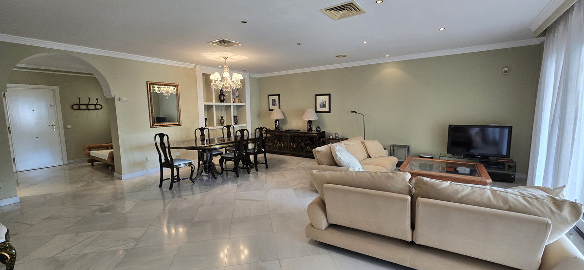 Appartement te koop in Torremolinos Centro | 4 slaapkamers H5130133
