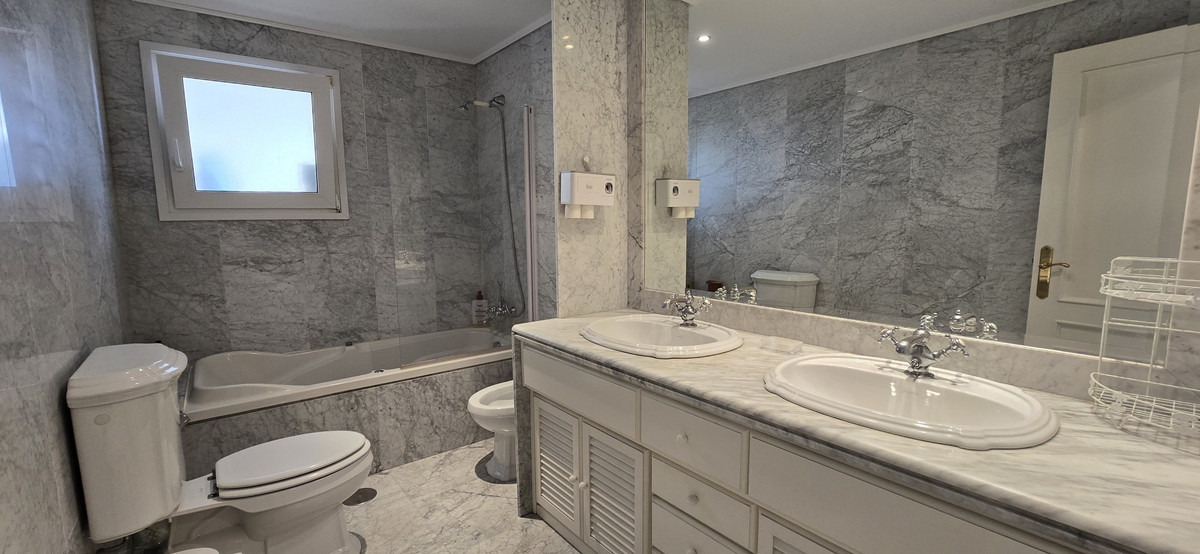Appartement te koop in Torremolinos Centro | 4 slaapkamers H5130133