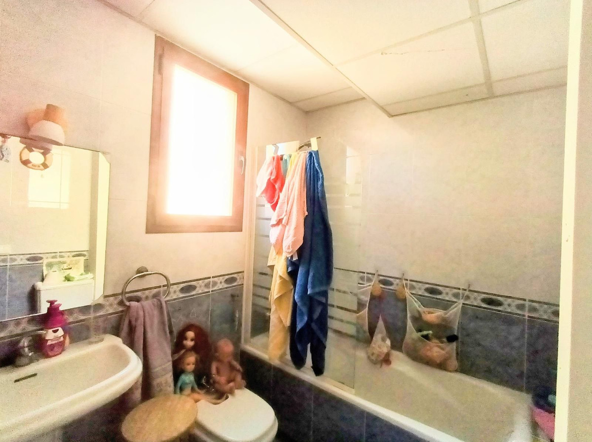 Appartement te koop in Torrequebrada | 4 slaapkamers H5062576