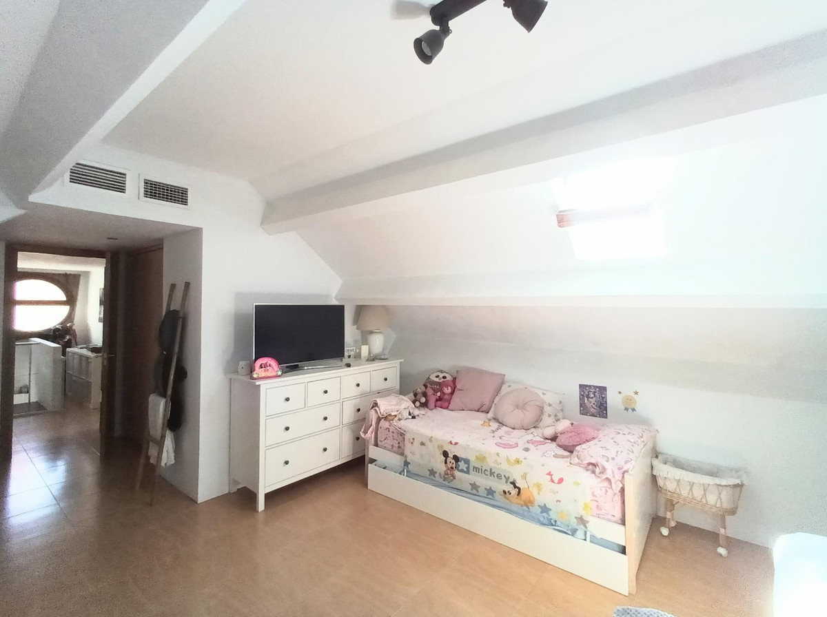 Appartement te koop in Torrequebrada | 4 slaapkamers H5062576