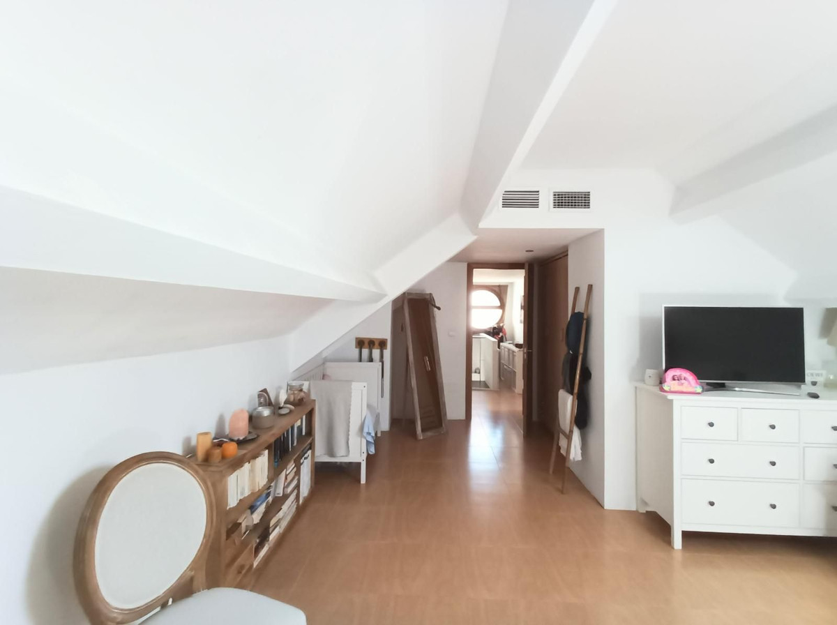 Appartement te koop in Torrequebrada | 4 slaapkamers H5062576