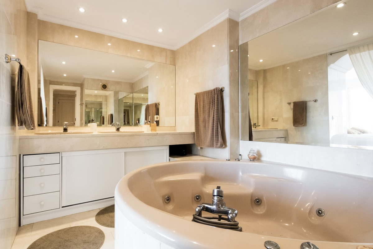 Appartement te koop in Torrequebrada | 2 slaapkamers H5229658