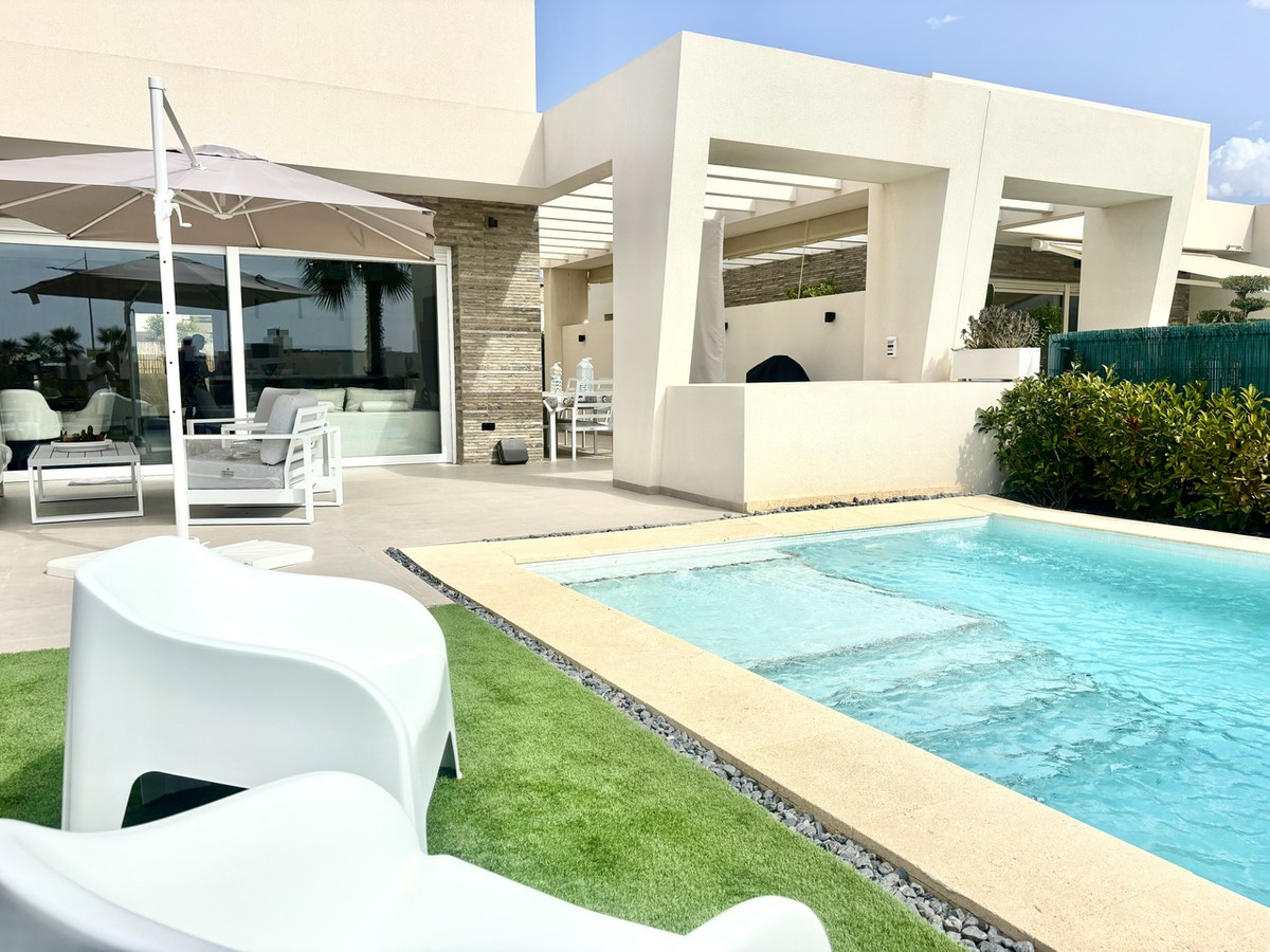 Nachtclub te koop in Algorfa | 4 slaapkamers H5464975