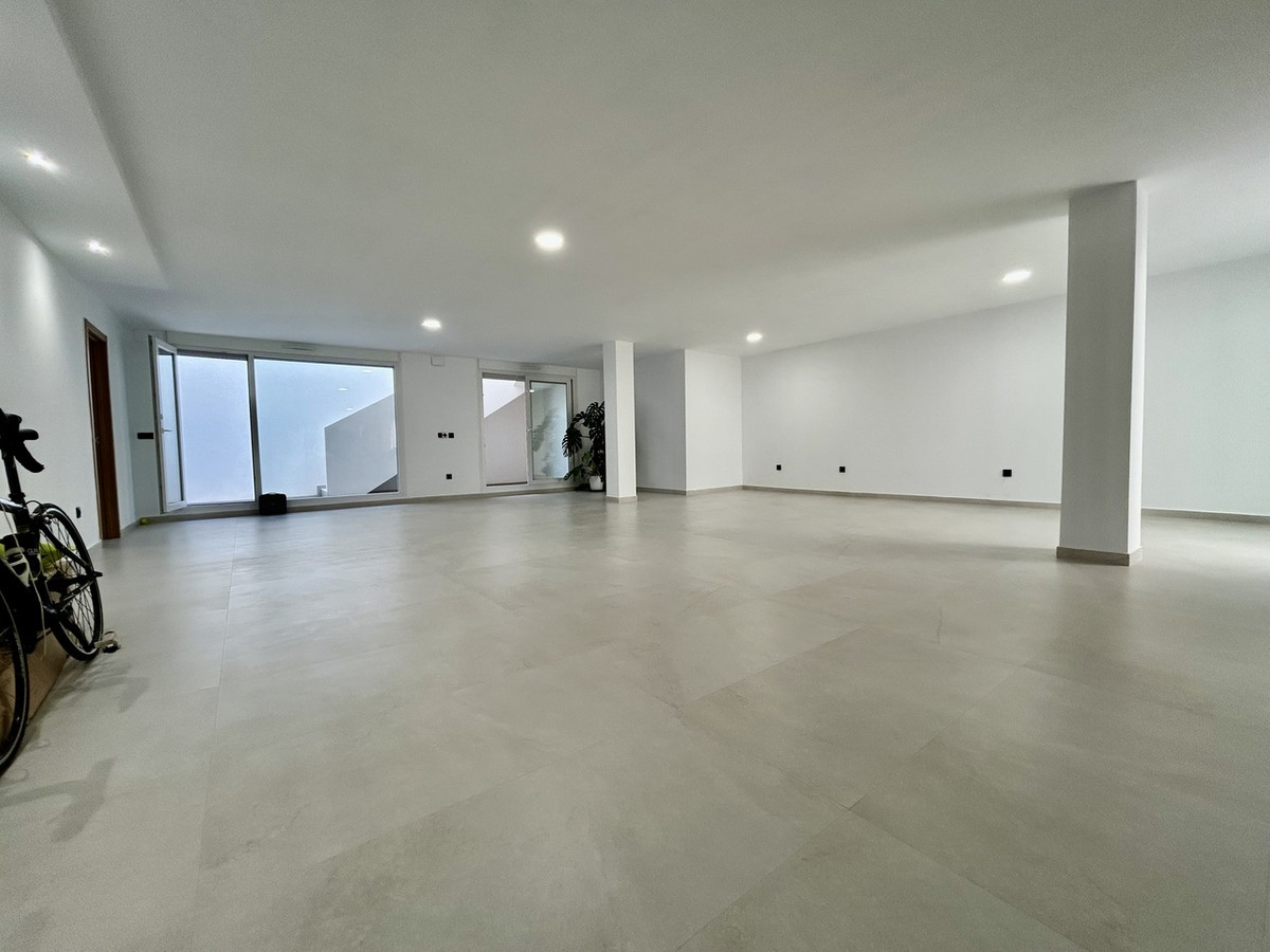 Nachtclub te koop in Algorfa | 4 slaapkamers H5464975