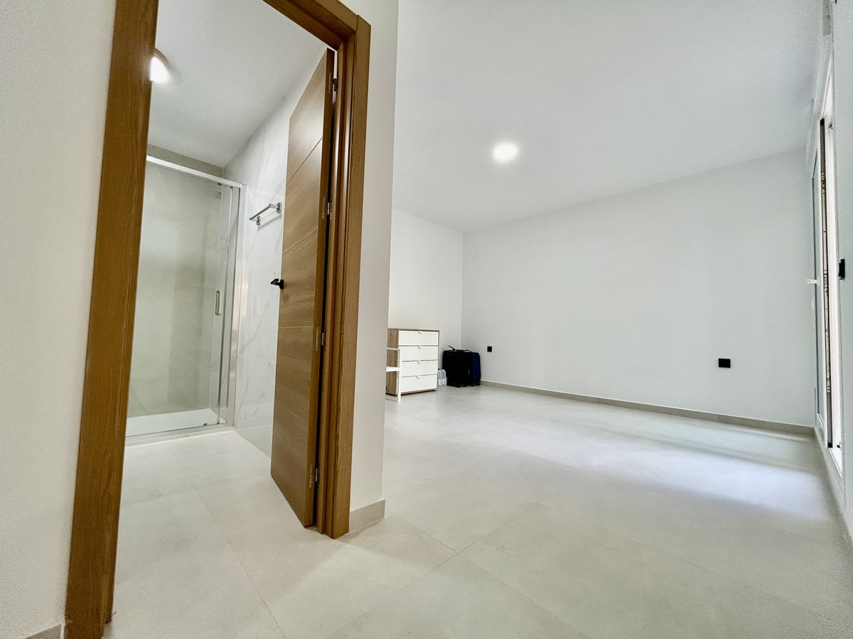 Nachtclub te koop in Algorfa | 4 slaapkamers H5464975