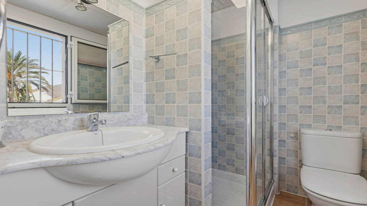 Bedrijfsgebouwen te koop in Casares | 3 slaapkamers H5527882
