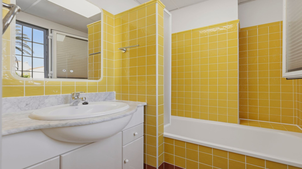 Bedrijfsgebouwen te koop in Casares | 3 slaapkamers H5527882