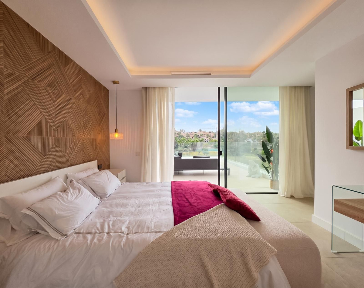 Anders te koop in El Paraiso | 4 slaapkamers H5489980