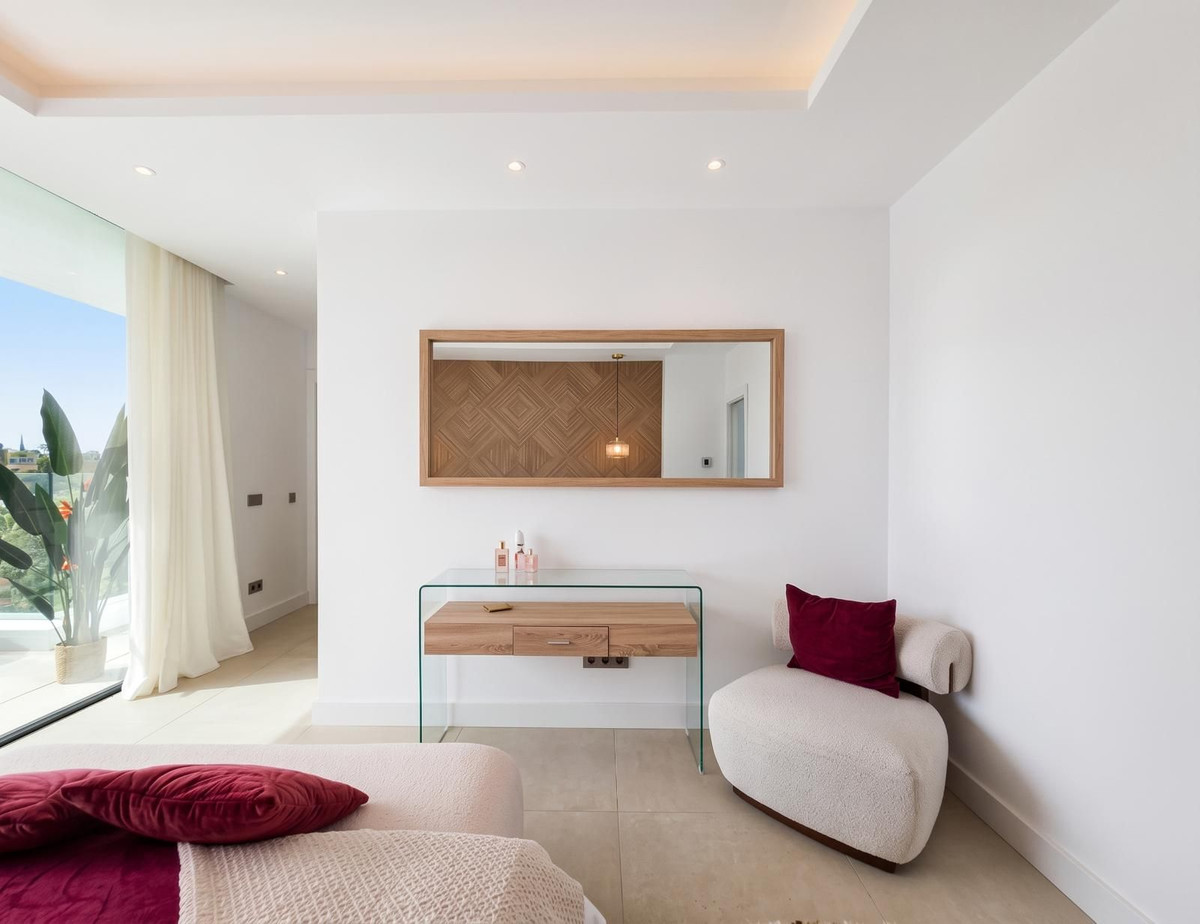 Anders te koop in El Paraiso | 4 slaapkamers H5489980