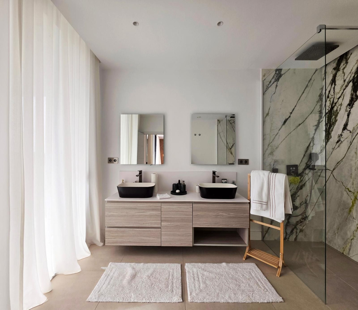 Anders te koop in El Paraiso | 4 slaapkamers H5489980