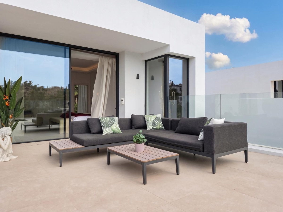 Anders te koop in El Paraiso | 4 slaapkamers H5489980