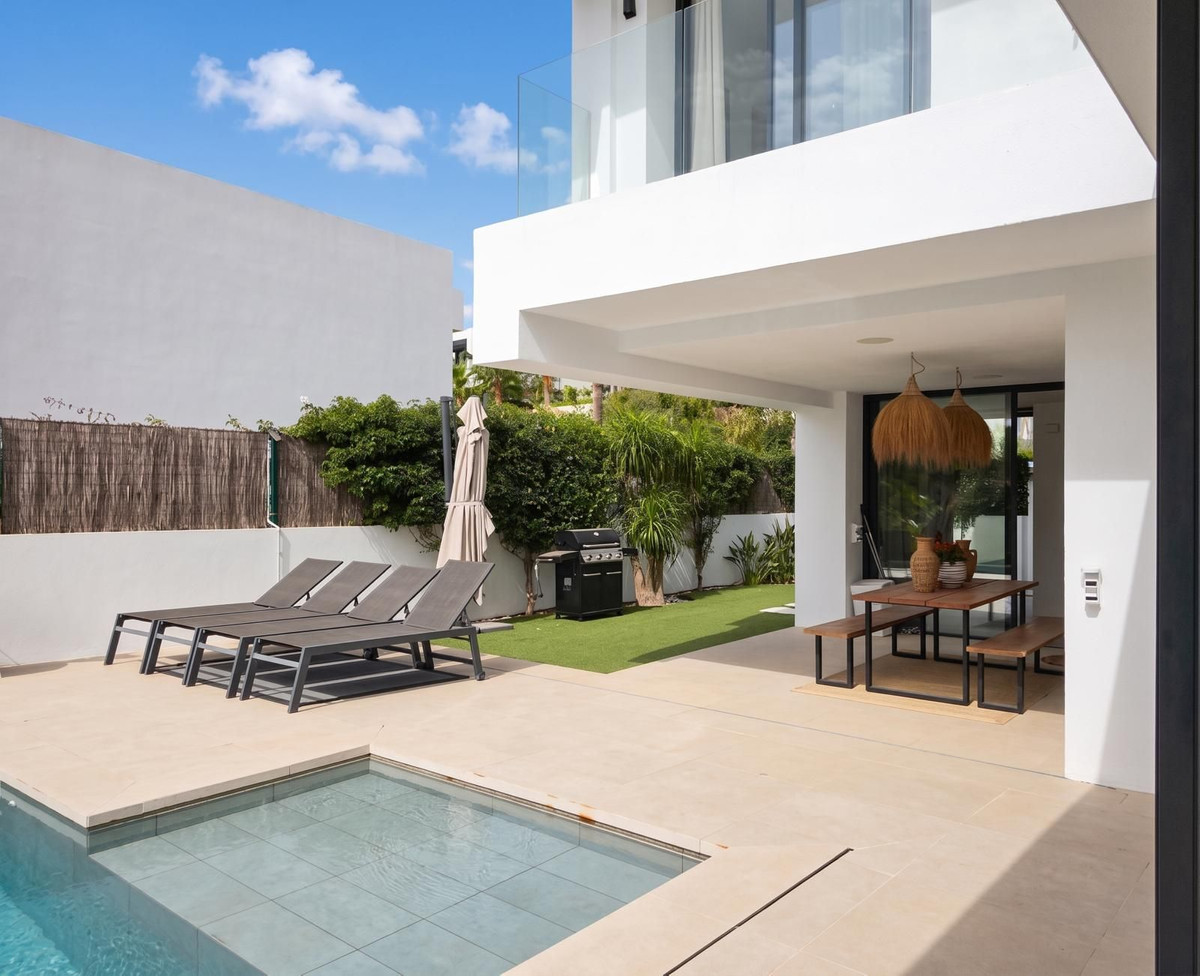 Anders te koop in El Paraiso | 4 slaapkamers H5489980