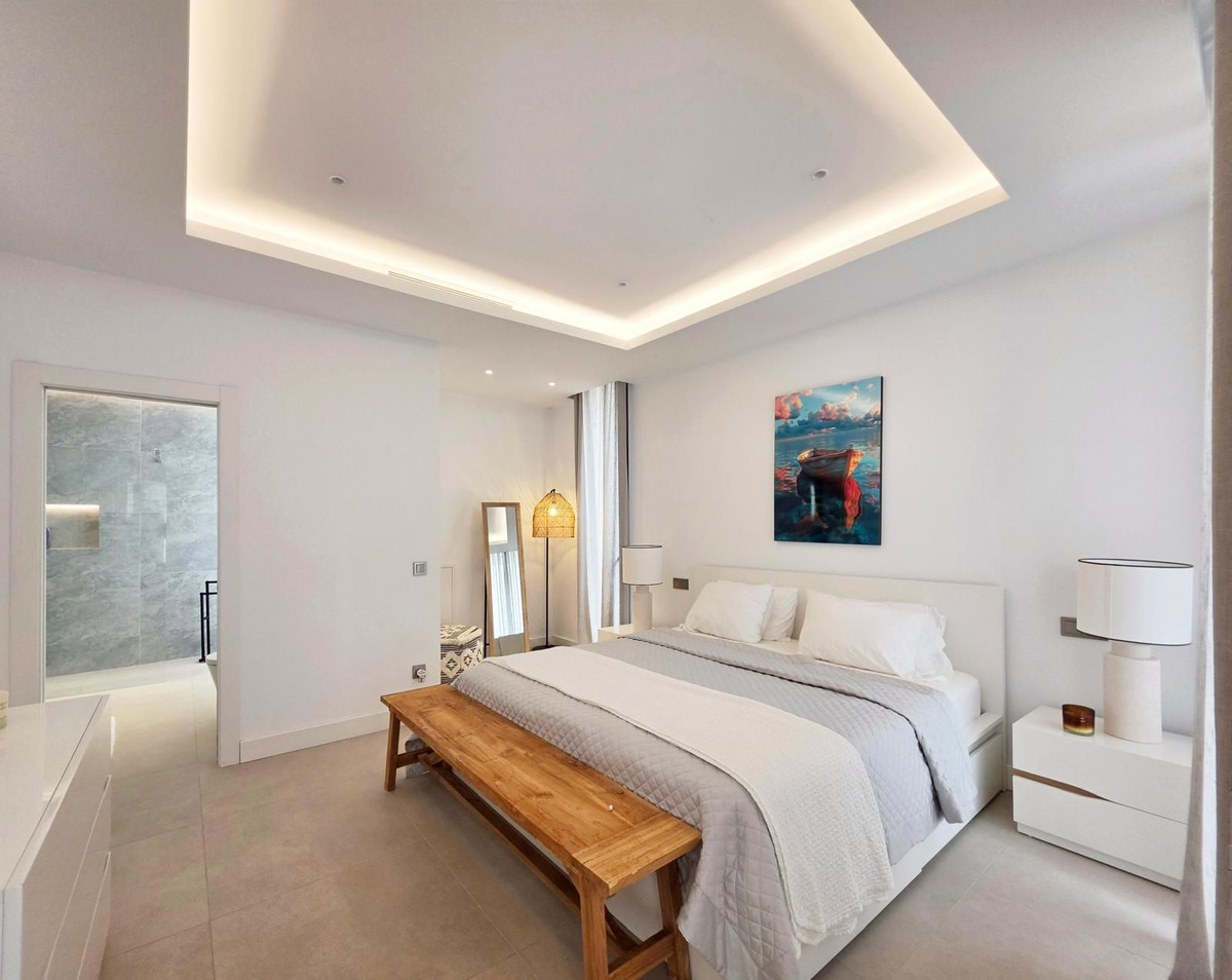Anders te koop in El Paraiso | 4 slaapkamers H5489980