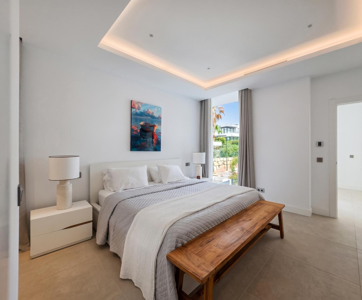 Anders te koop in El Paraiso | 4 slaapkamers H5489980