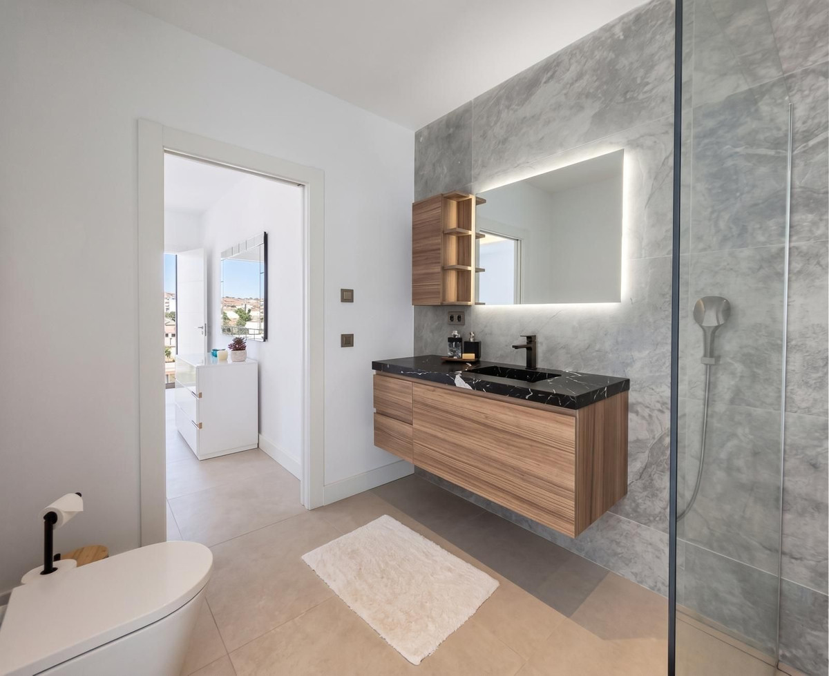 Anders te koop in El Paraiso | 4 slaapkamers H5489980