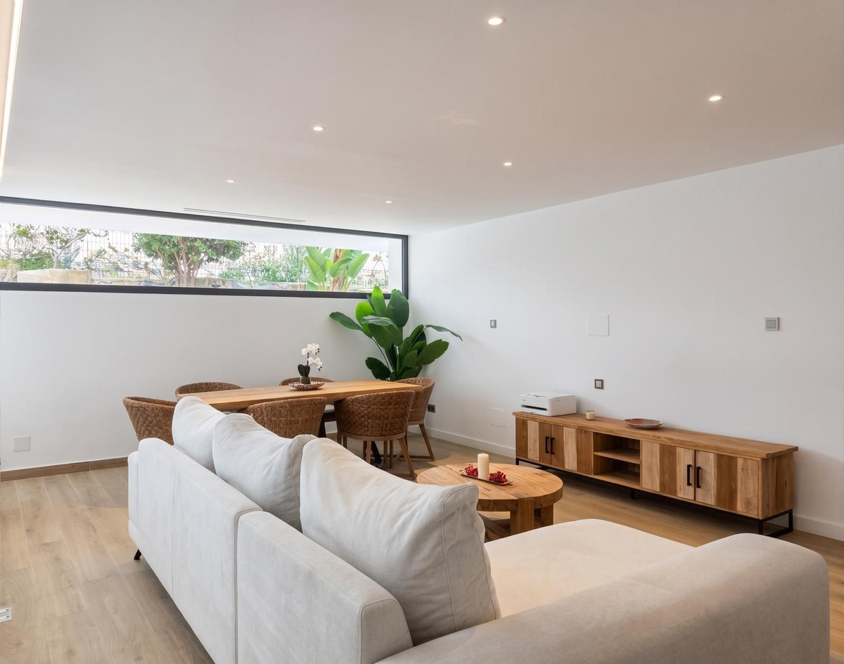 Anders te koop in El Paraiso | 4 slaapkamers H5489980