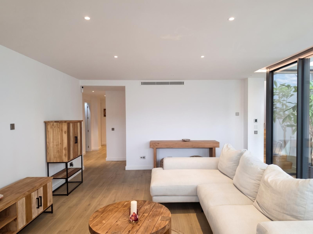 Anders te koop in El Paraiso | 4 slaapkamers H5489980