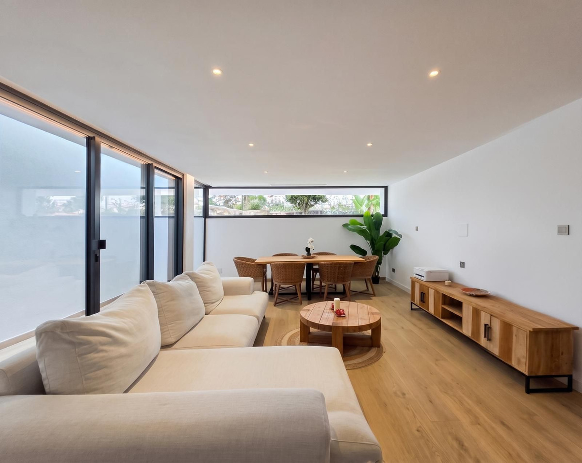 Anders te koop in El Paraiso | 4 slaapkamers H5489980
