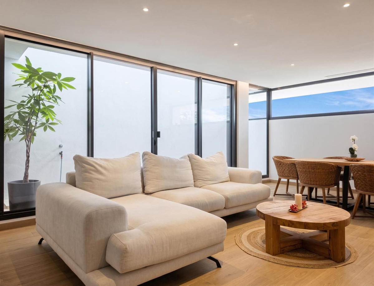 Anders te koop in El Paraiso | 4 slaapkamers H5489980
