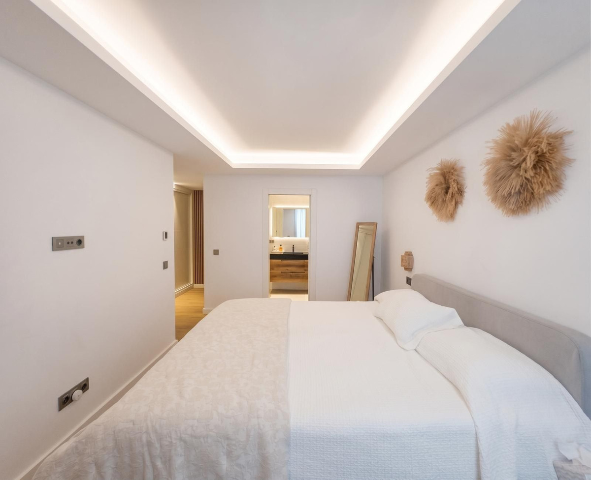 Anders te koop in El Paraiso | 4 slaapkamers H5489980