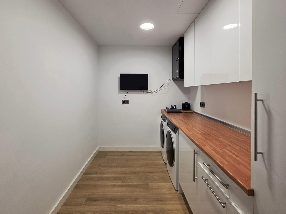 Anders te koop in El Paraiso | 4 slaapkamers H5489980