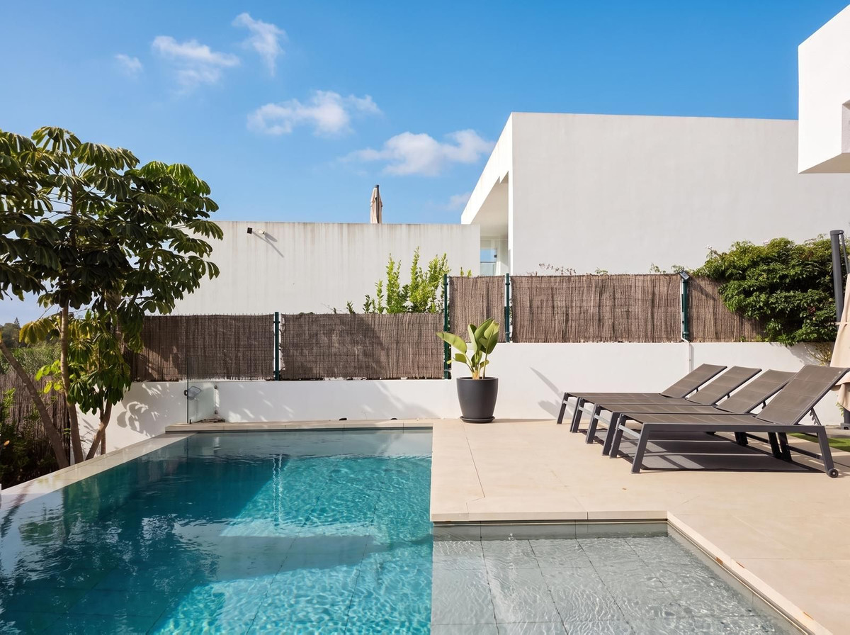 Anders te koop in El Paraiso | 4 slaapkamers H5489980