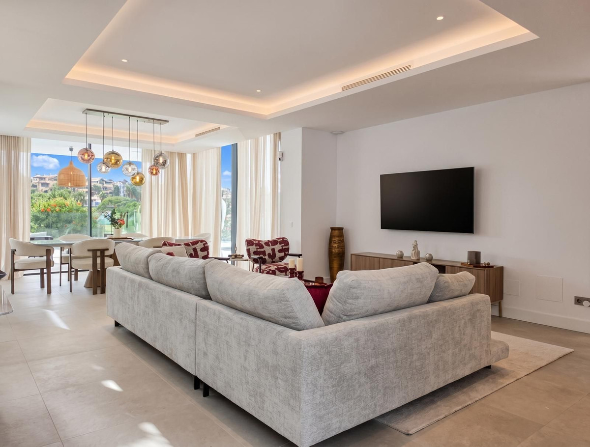 Anders te koop in El Paraiso | 4 slaapkamers H5489980