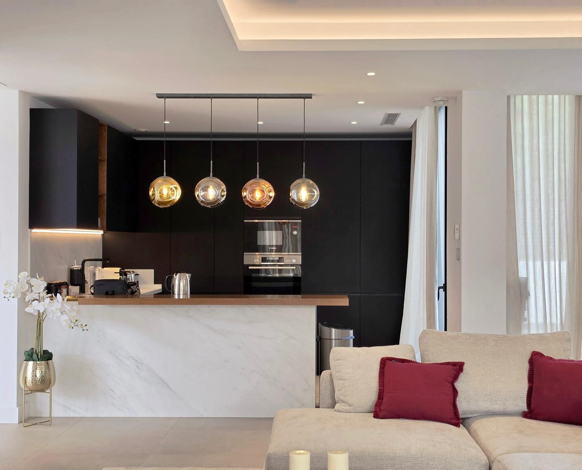 Anders te koop in El Paraiso | 4 slaapkamers H5489980