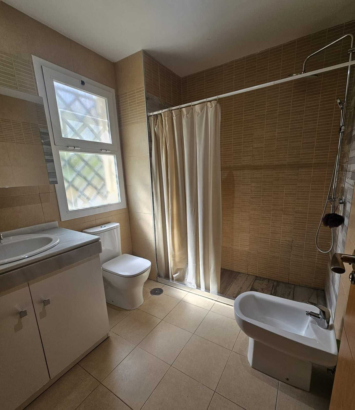 Commercieel te koop in Estepona | 3 slaapkamers H5389657