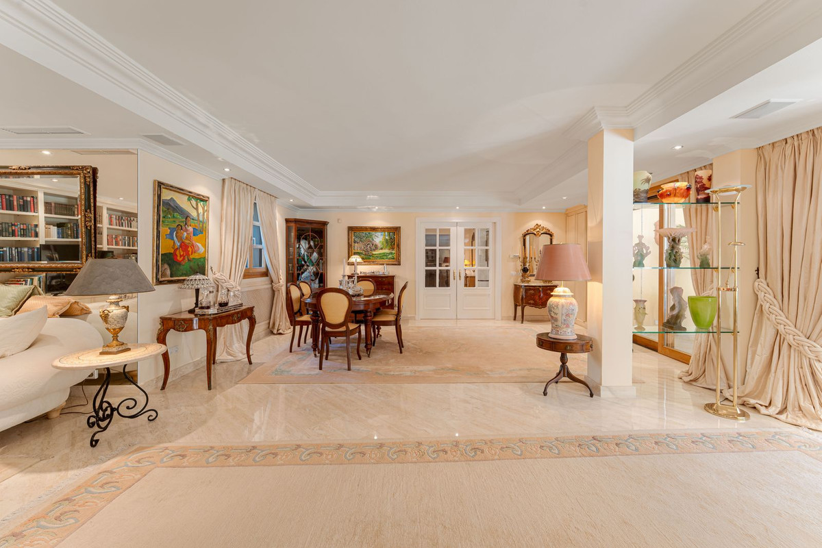 Commercieel te koop in Nueva Andalucía | 5 slaapkamers H5430451
