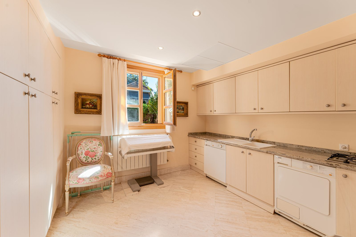 Commercieel te koop in Nueva Andalucía | 5 slaapkamers H5430451