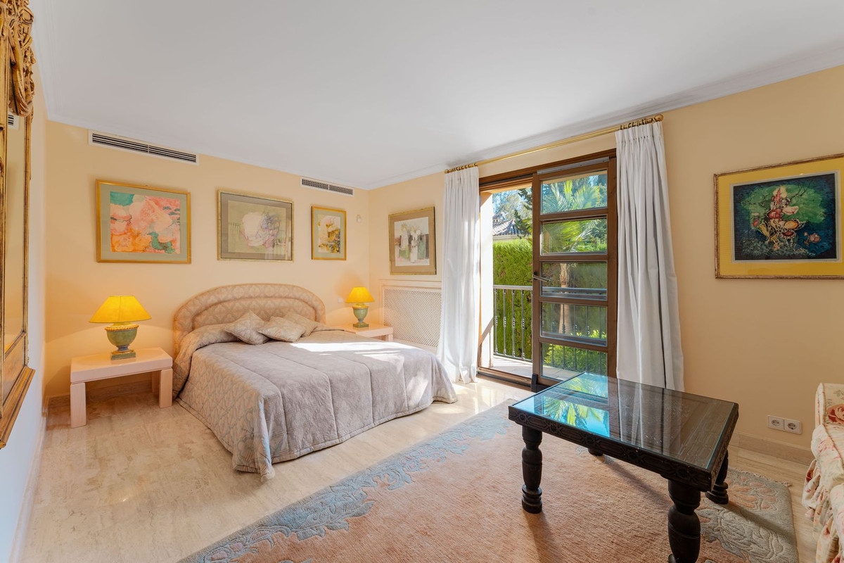 Commercieel te koop in Nueva Andalucía | 5 slaapkamers H5430451