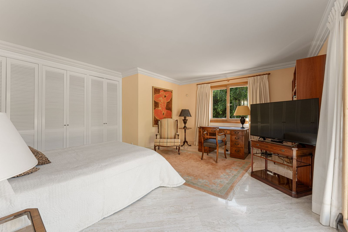 Commercieel te koop in Nueva Andalucía | 5 slaapkamers H5430451