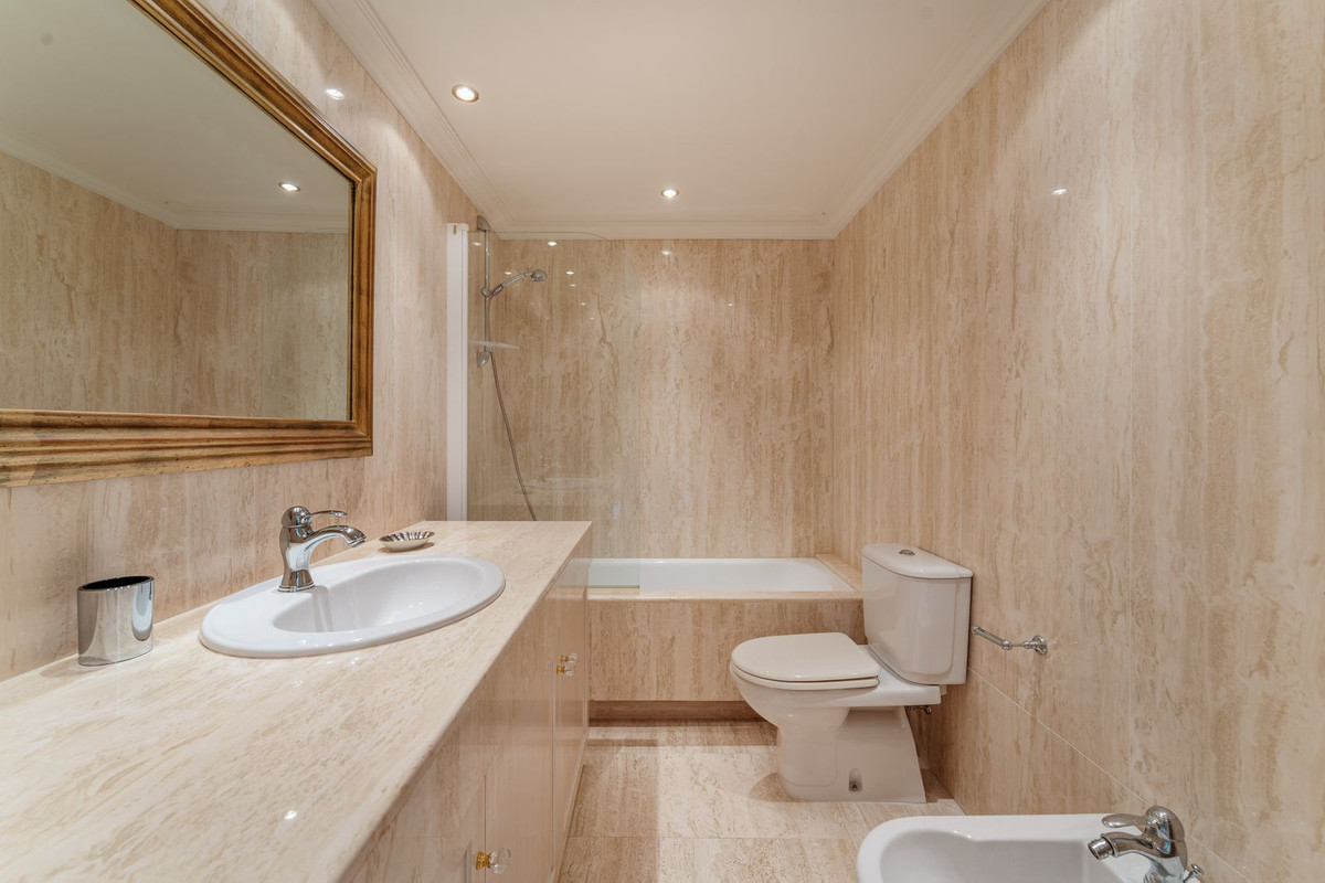 Commercieel te koop in Nueva Andalucía | 5 slaapkamers H5430451