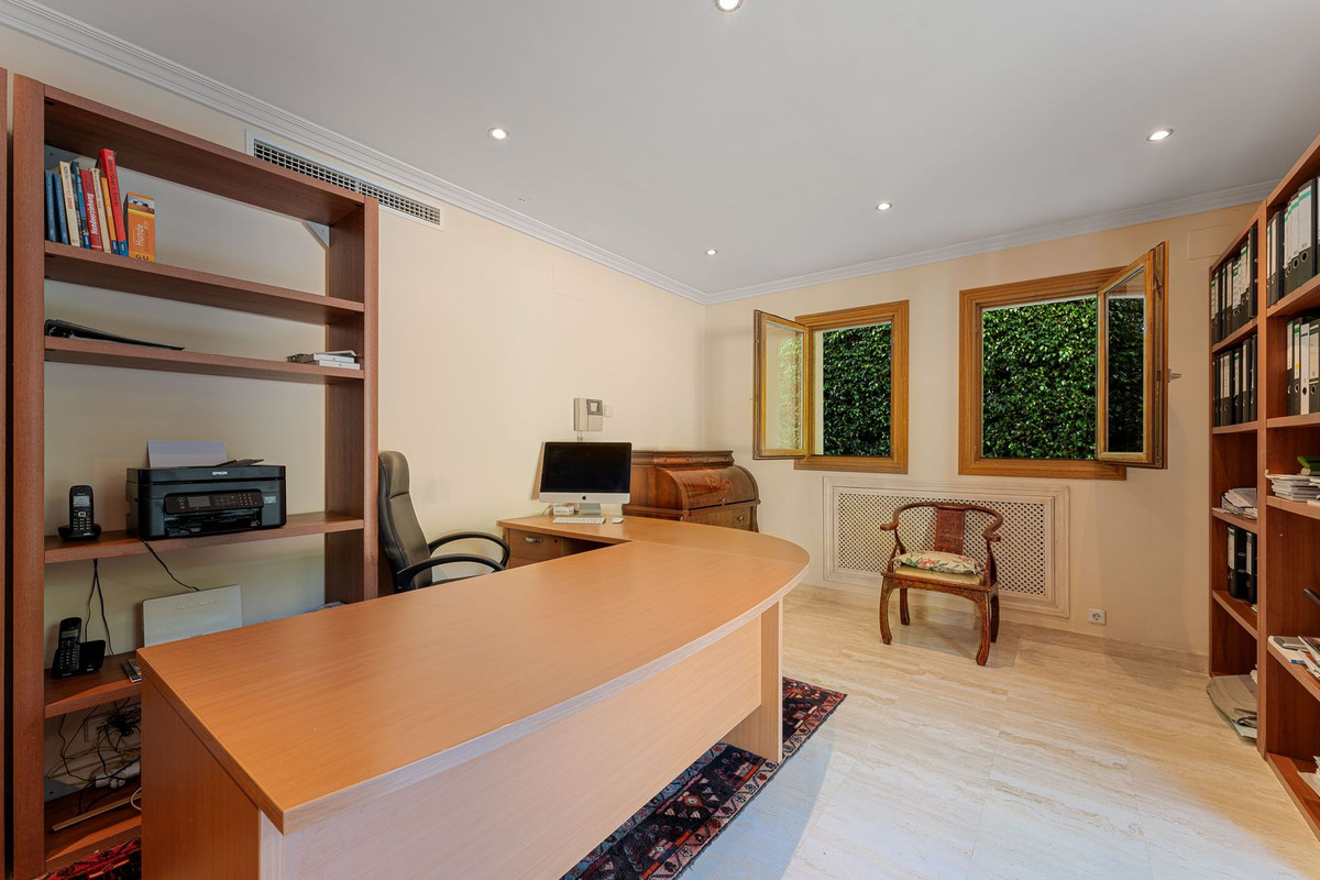 Commercieel te koop in Nueva Andalucía | 5 slaapkamers H5430451