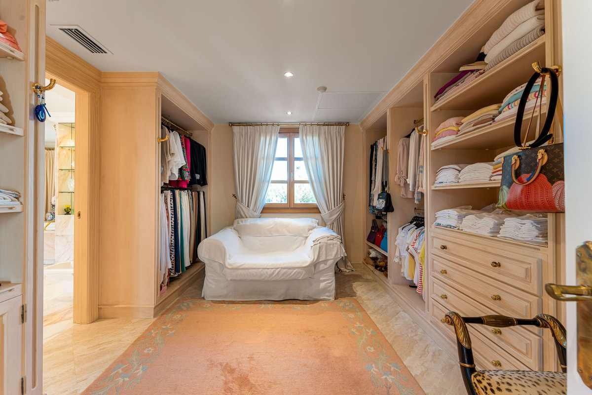 Commercieel te koop in Nueva Andalucía | 5 slaapkamers H5430451