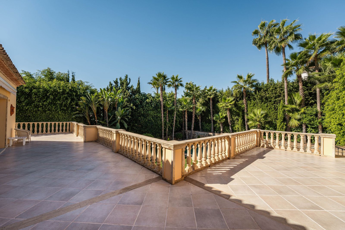 Commercieel te koop in Nueva Andalucía | 5 slaapkamers H5430451