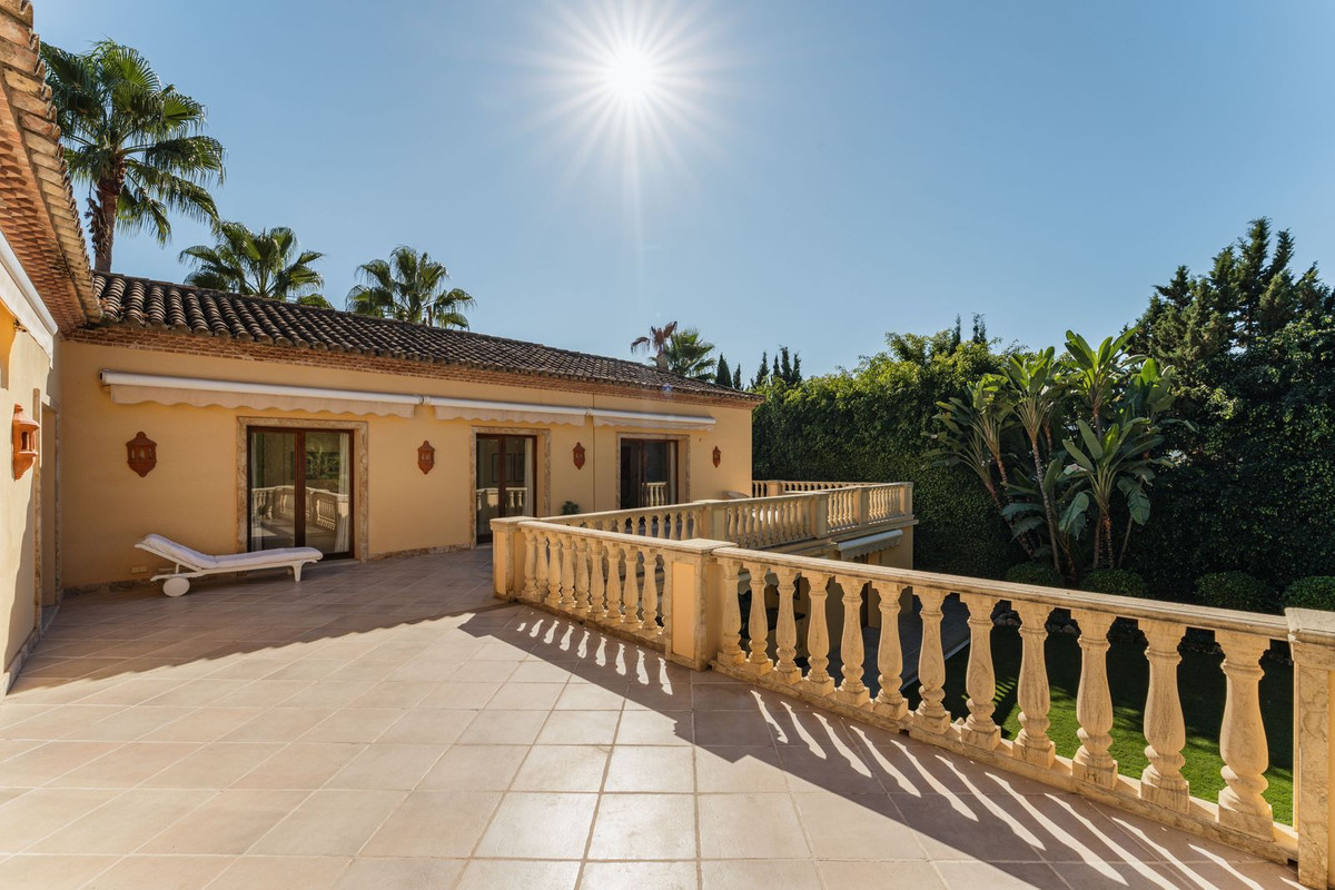 Commercieel te koop in Nueva Andalucía | 5 slaapkamers H5430451