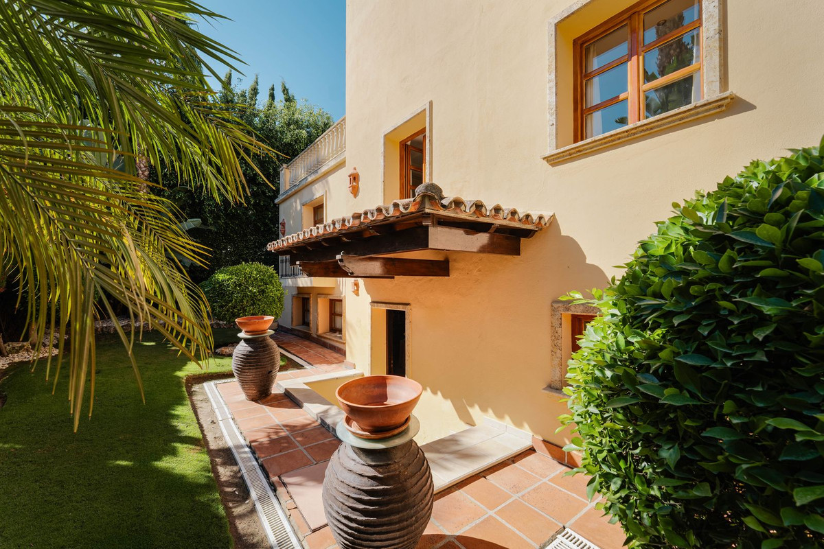 Commercieel te koop in Nueva Andalucía | 5 slaapkamers H5430451