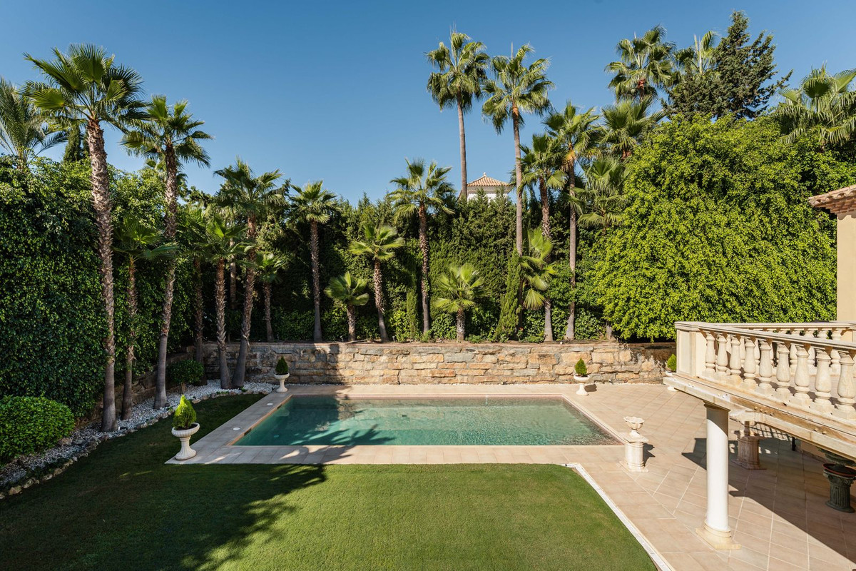 Commercieel te koop in Nueva Andalucía | 5 slaapkamers H5430451
