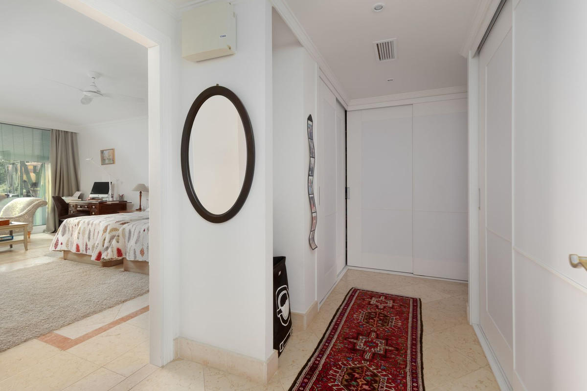 Commercieel te koop in Nueva Andalucía | 3 slaapkamers H5484340