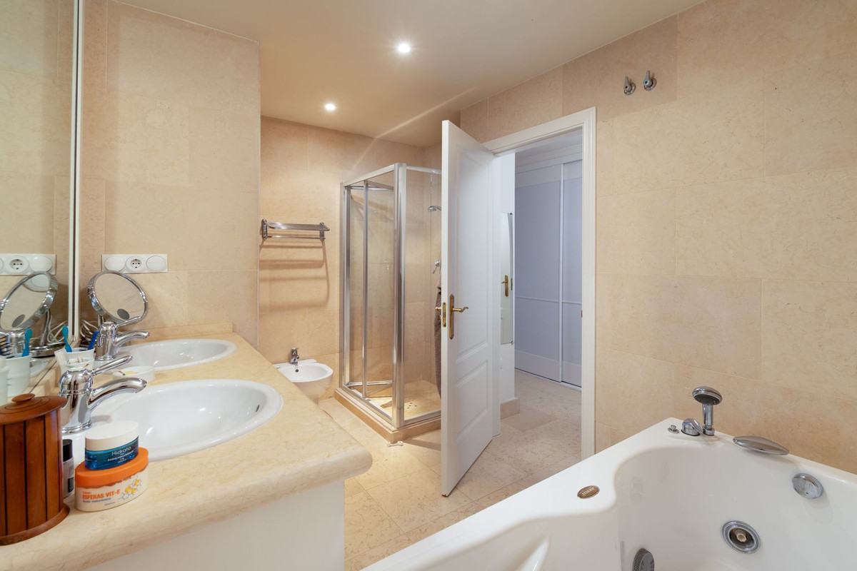 Commercieel te koop in Nueva Andalucía | 3 slaapkamers H5484340