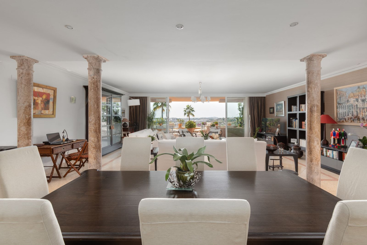 Commercieel te koop in Nueva Andalucía | 3 slaapkamers H5484340