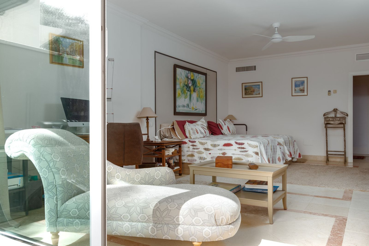 Commercieel te koop in Nueva Andalucía | 3 slaapkamers H5484340